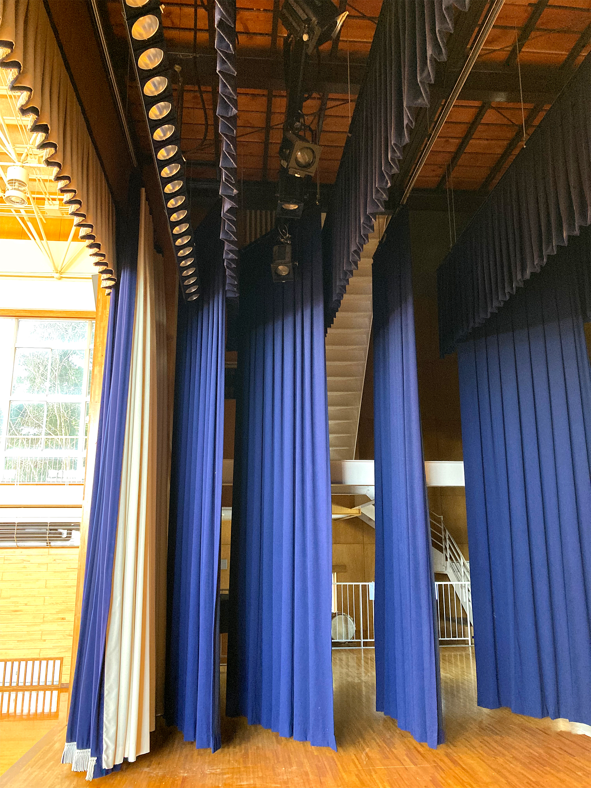 株式会社フリーの舞台幕工事はお客様及び児童の皆さんの安全を第一に考えています。